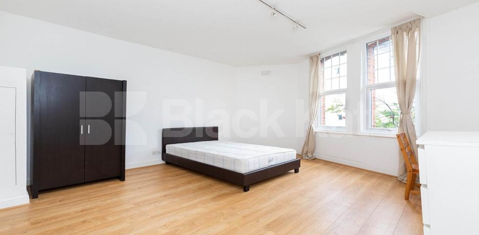 			LARGE 2/3 BED MINS TO TUBE AND SHOPS! , 2 Bedroom, 1 bath, 1 reception Flat			 Criterion Mews, ARCHWAY